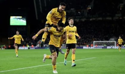 João Gomes, cria do Flamengo, comemora gol dos Wolves com André, ex-Fluminense