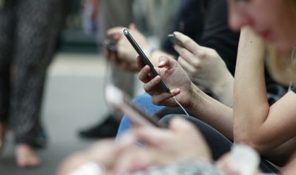 Jovem mexendo no celular