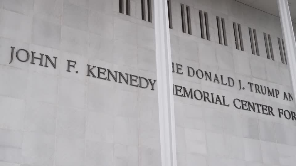 Kennedy Center ordena que funcionários removam o nome de Trump