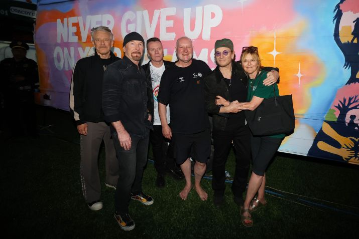 Os membros da banda U2, Adam Clayton, The Edge, Larry Mullen Jr. e Bono (da esquerda para a direita), juntamente com John Wroe e Judy Reith, da Street Child United, participam da final da Copa do Mundo Street Child 2026 • Hector Vivas/Getty Images for U2