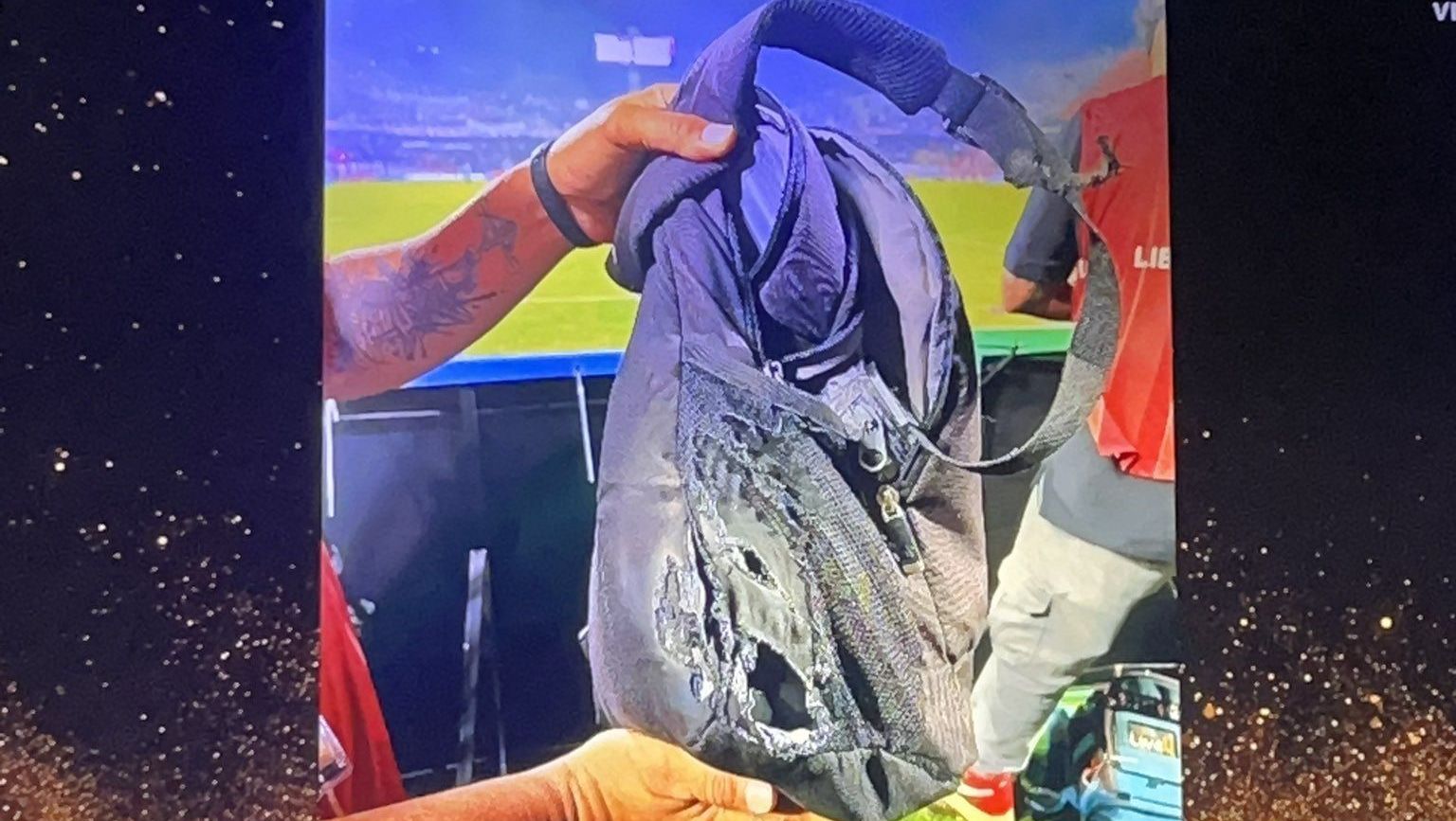 Mochila do cinegrafista queimada após protesto da torcida do Independiente de Medellín