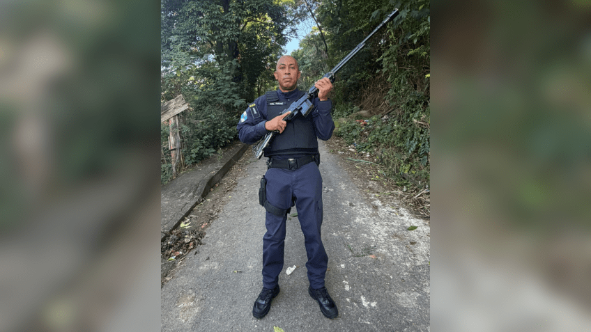 Fuzil antiaéreo foi apreendido por policiais em ação na Comunidade da Coreia (RJ) • Reprodução/