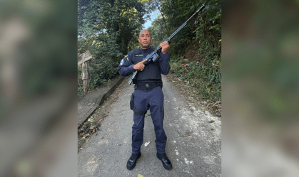 Fuzil antiaéreo foi apreendido por policiais em ação na Comunidade da Coreia (RJ)