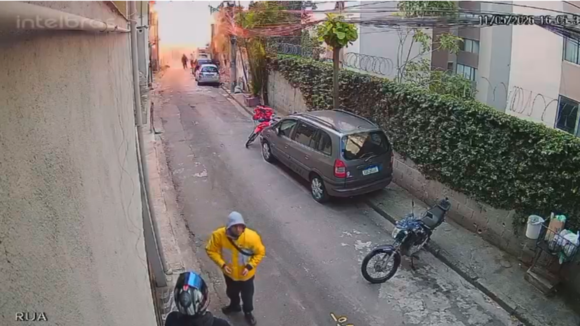 Momento exato em que casa explode na zona Oeste de São Paulo