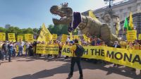 Britânicos antimonarquistas protestam em frente ao Palácio de Buckingham