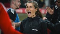 Marie-Louise Eta faz história com a 1ª vitória como técnica da Bundesliga