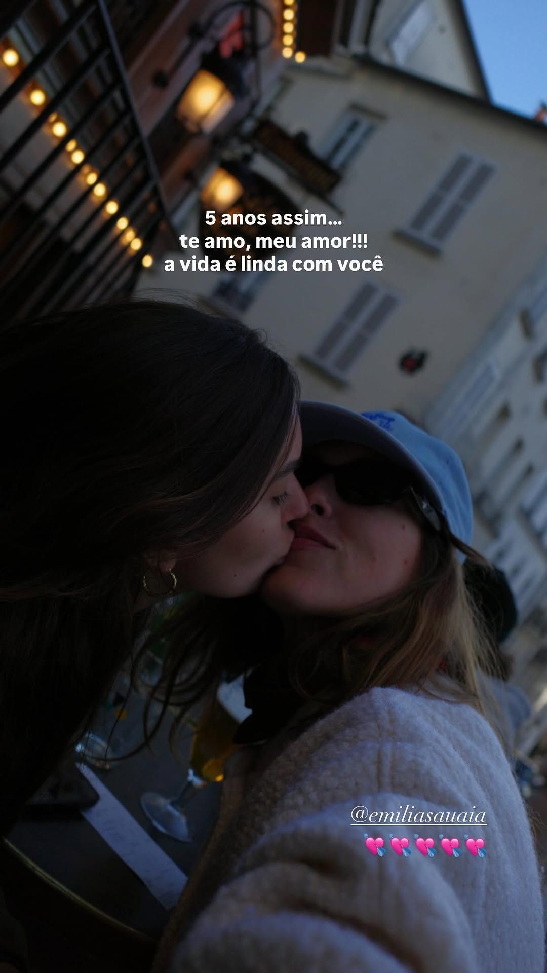 Marina Moschen junto à noiva Emilia Sauaia comemorando aniversário de namoro • Instagram/Marina Moschen
