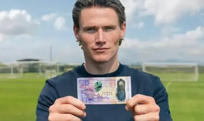 McTominay posa com nota de 20 libras