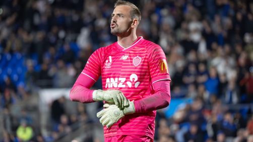 Convocação faz goleiro neozelandês adiar cerimônia de casamento
