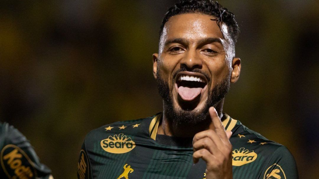 Reinaldo comemora gol pelo Mirassol