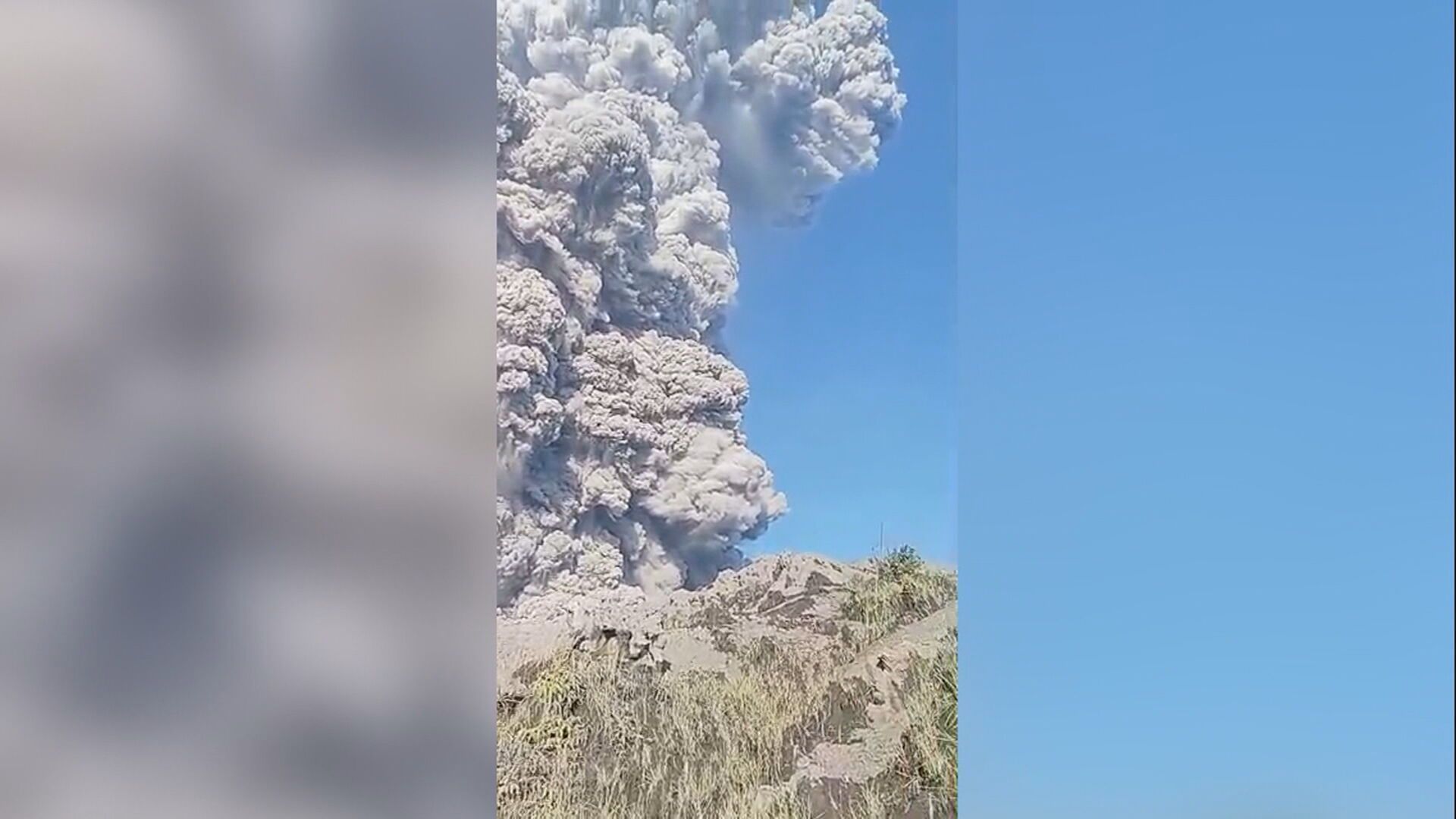 Monte Dukono entra em erupção na Indonésia