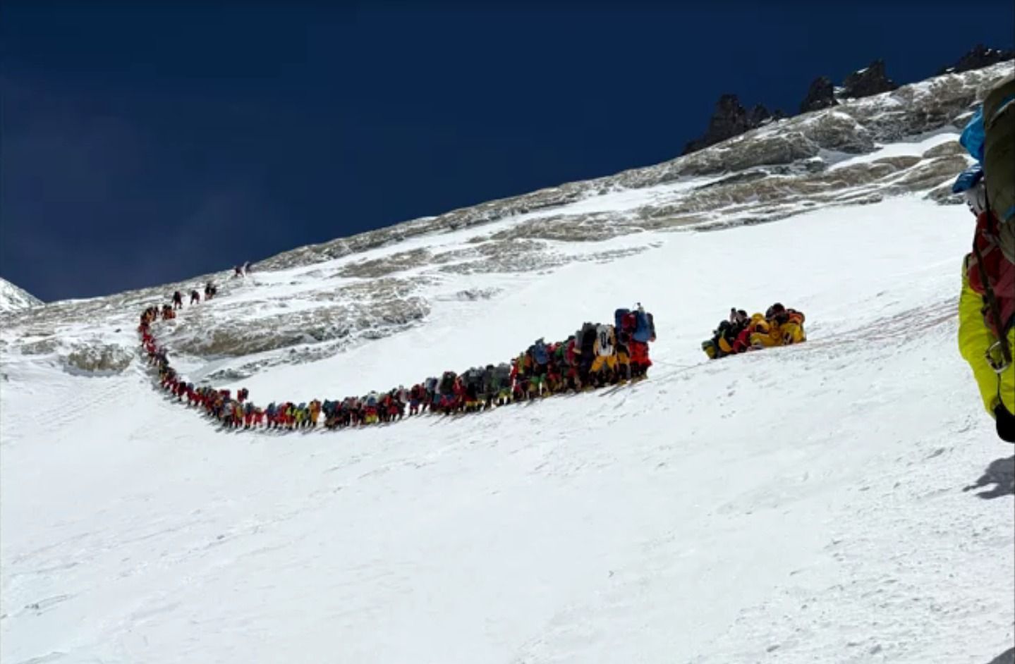 Monte Everest alpinistas batem recorde com fila de 274 pessoas em escalada