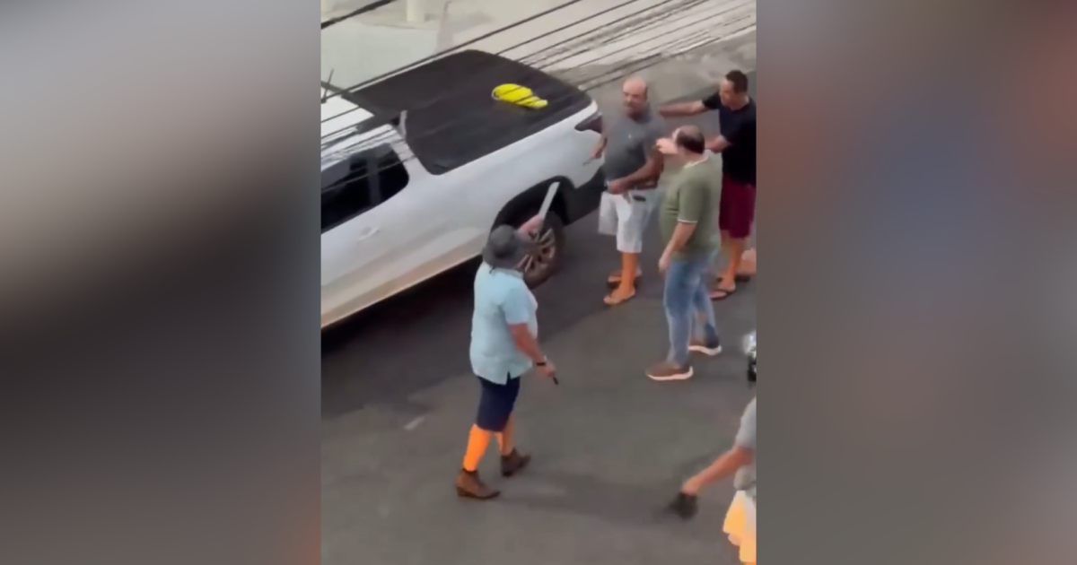 Vídeo: Homens usam facas para brigar após discussão de trânsito em PE
