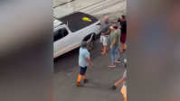 Vídeo: Homens usam facas para brigar após discussão de trânsito em PE