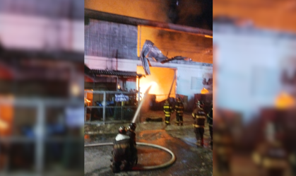 De acordo com o Corpo de Bombeiros, 13 viaturas atendem a ocorrência no local, divididas em três frentes de trabalho