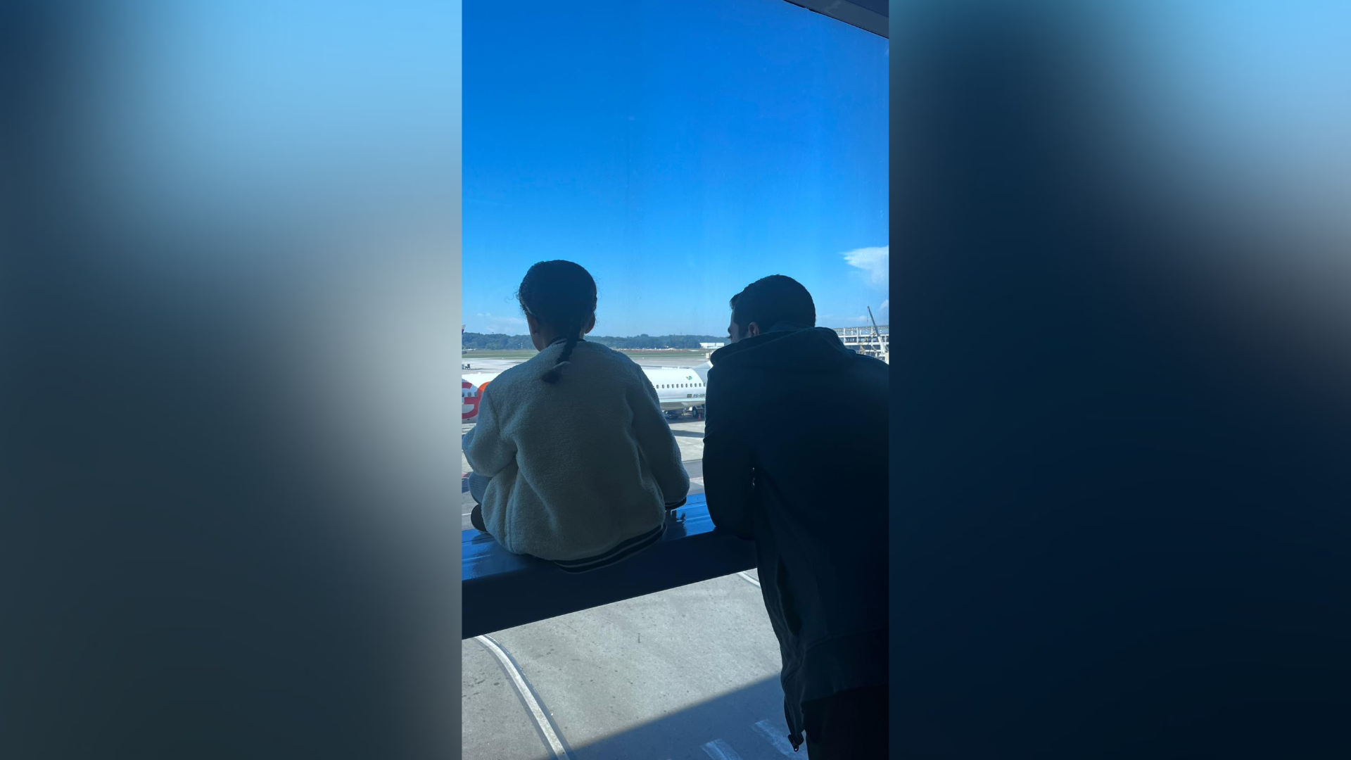 Abdallah com os filhos no aeroporto. • Reprodução/Arquivo pessoal