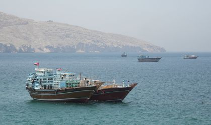 Navios no Estreito de Ormuz em Musandam, Omã