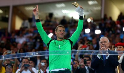 Manuel Neuer levanta a Luva de Ouro após ganhar a Copa do Mundo de 2014