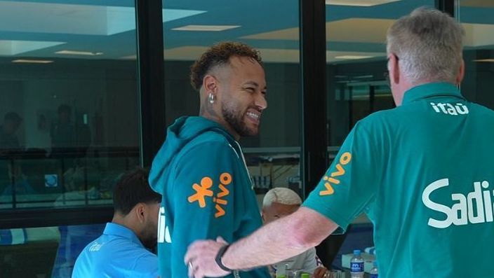 Neymar com Ancelotti durante apresentação na Seleção