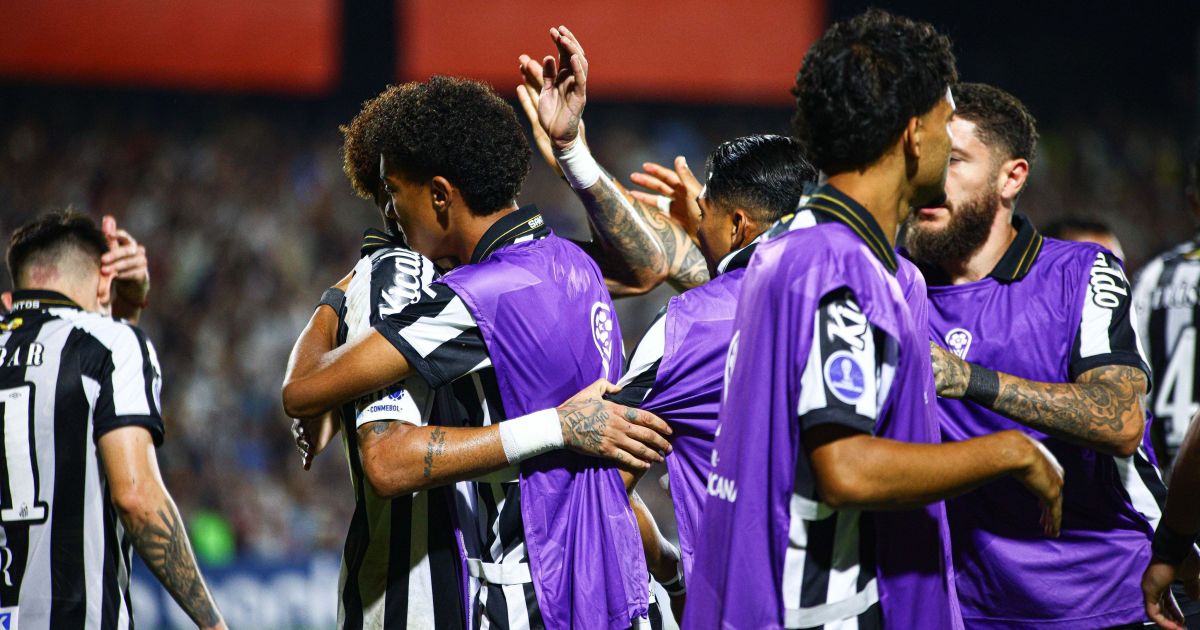 Neymar e Robinho Jr. fazem as pazes, mas Santos tropeça na Sul-Americana