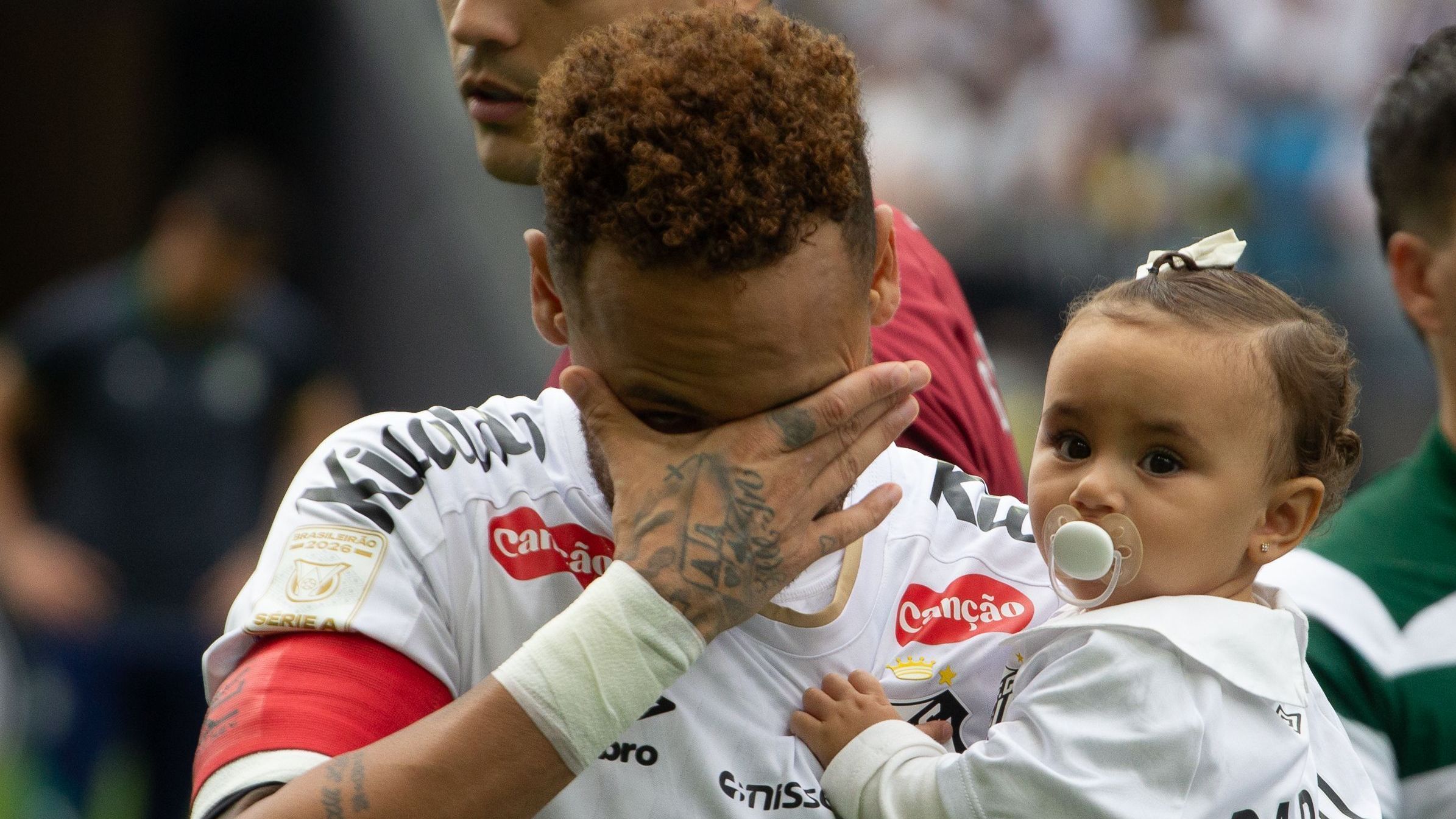 Neymar chora durante hino nacional antes da partida Santos x Coritiba pelo Brasileirão