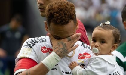 Neymar chora durante hino nacional antes da partida Santos x Coritiba pelo Brasileirão