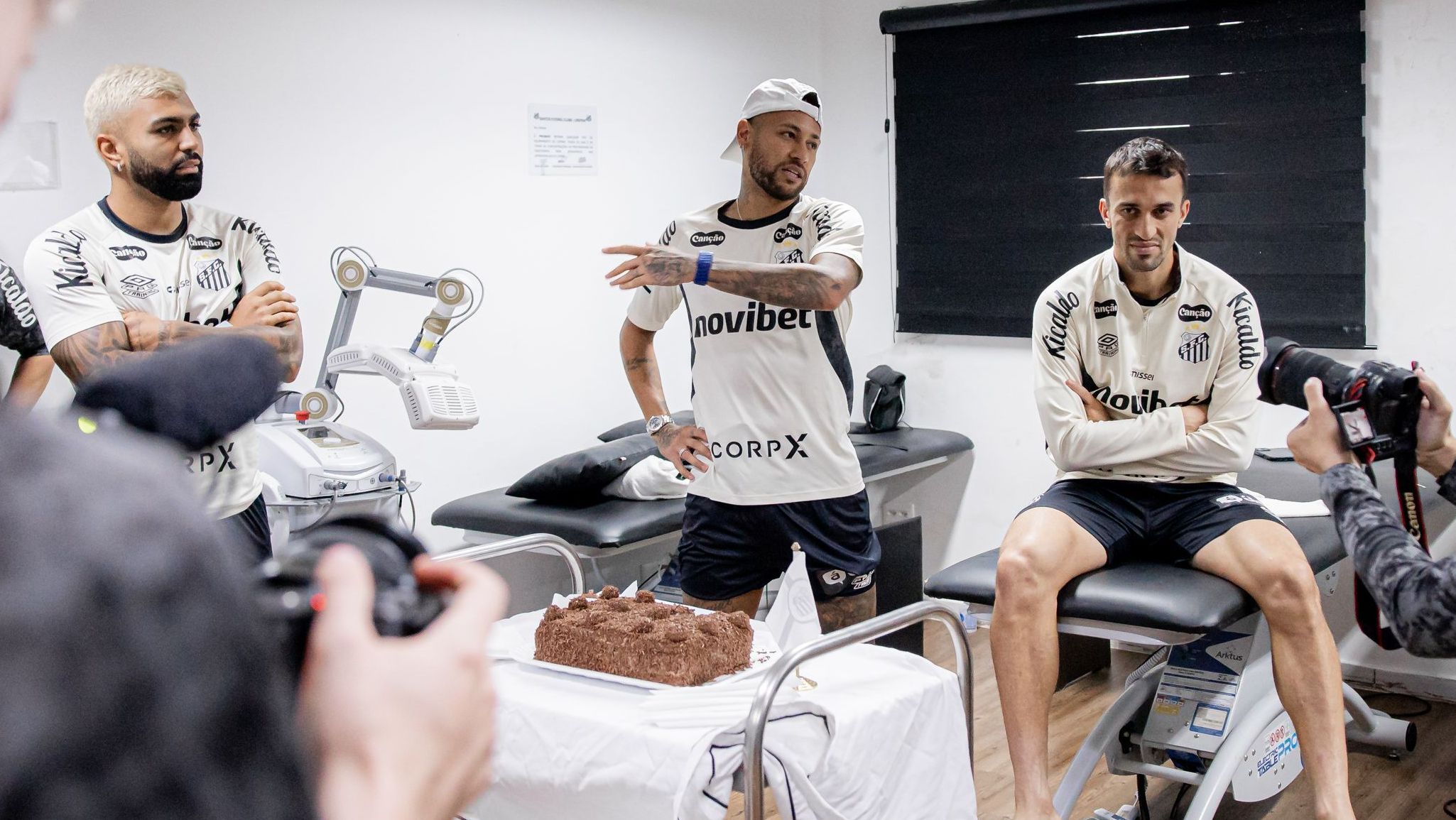 Neymar discursa para os jogadores do Santos no 1º dia após convocação