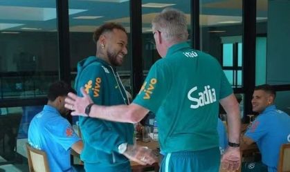 Neymar com Ancelotti durante apresentação na Seleção