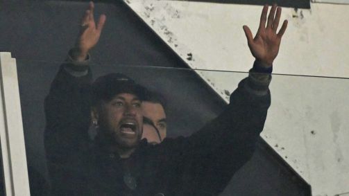 Neymar aparece assistindo o jogo entre Santos e San Lorenzo na Vila Belmiro