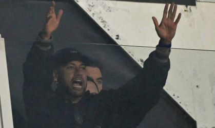 Neymar aparece assistindo o jogo entre Santos e San Lorenzo na Vila Belmiro