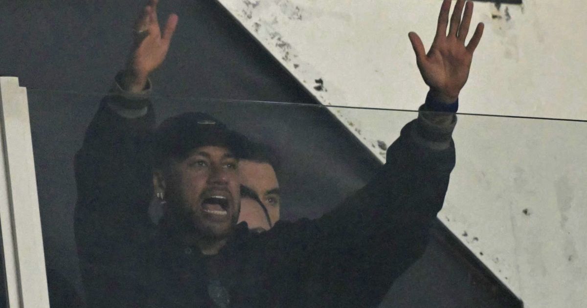 Com edema, Neymar vê Santos contra San Lorenzo de camarote com a filha