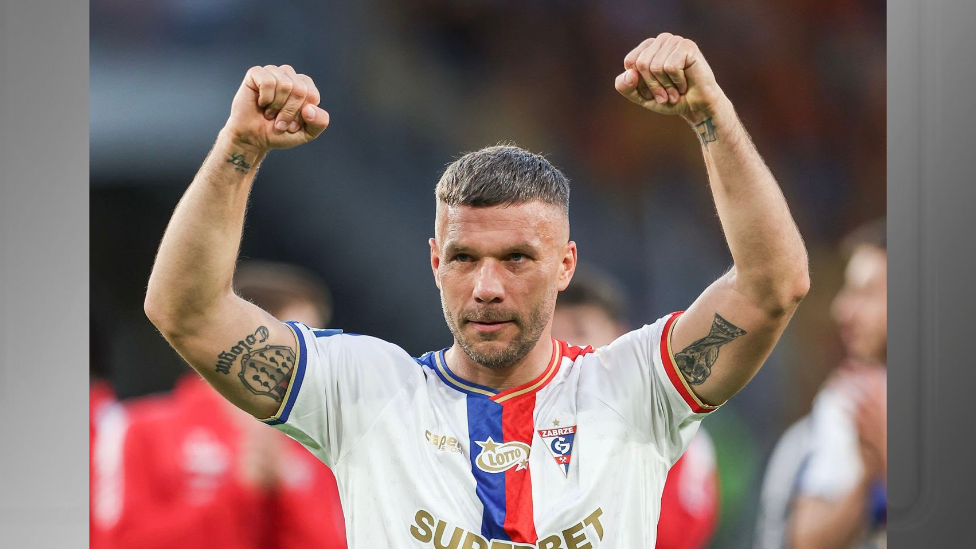 O agora ex-atacante Lukas Podolski, em última partida nesta sábado (23)