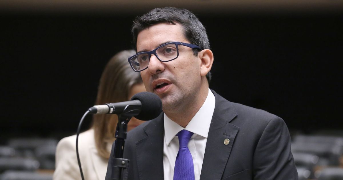 Deputado é alvo de operação da PF por contratos quando era secretário no RJ