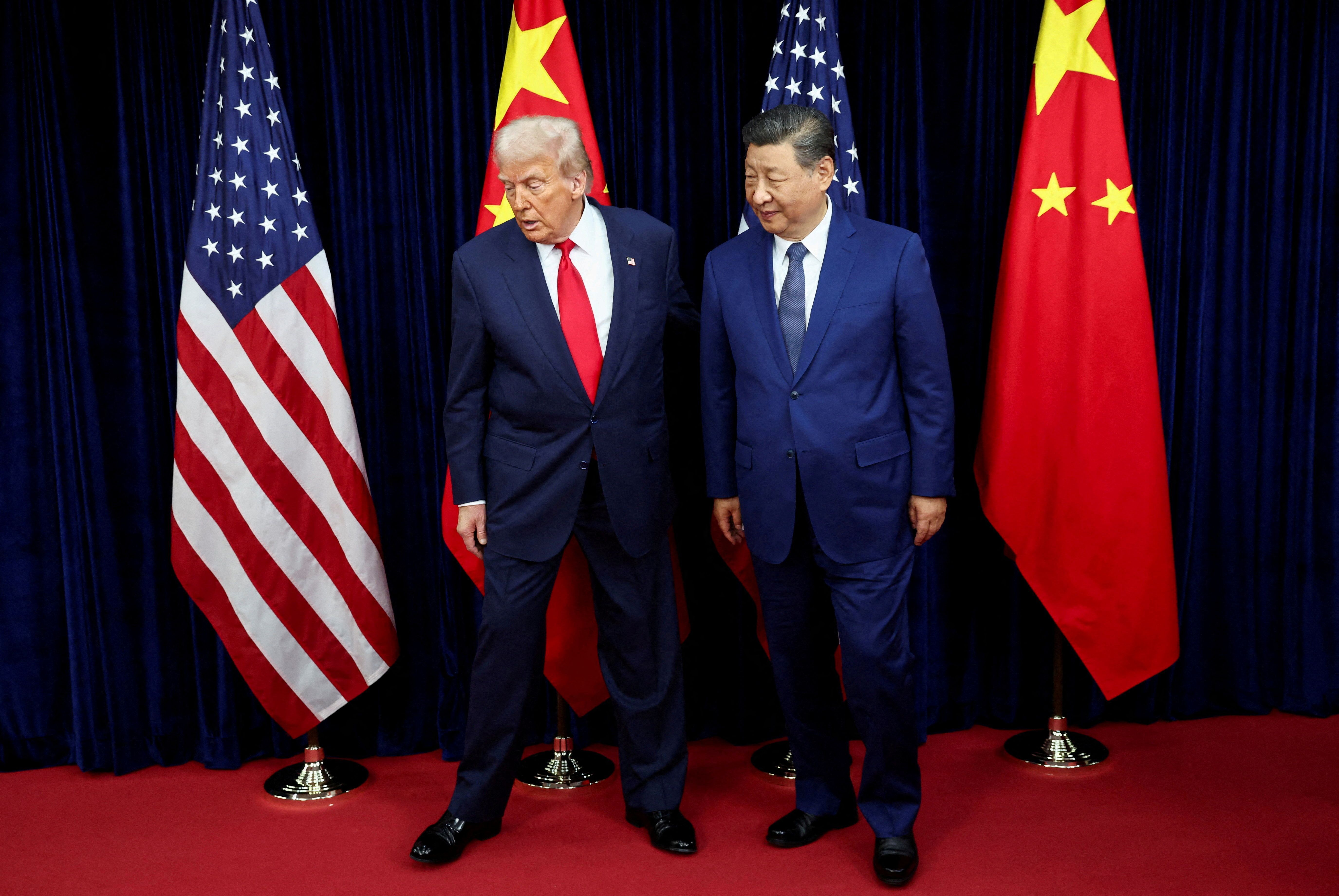 O presidente dos EUA, Donald Trump, se reúne com o presidente chinês, Xi Jinping, à margem da cúpula da APEC, em Busan 30 de outubro de 2025 • Evelyn Hockstein/REUTERS