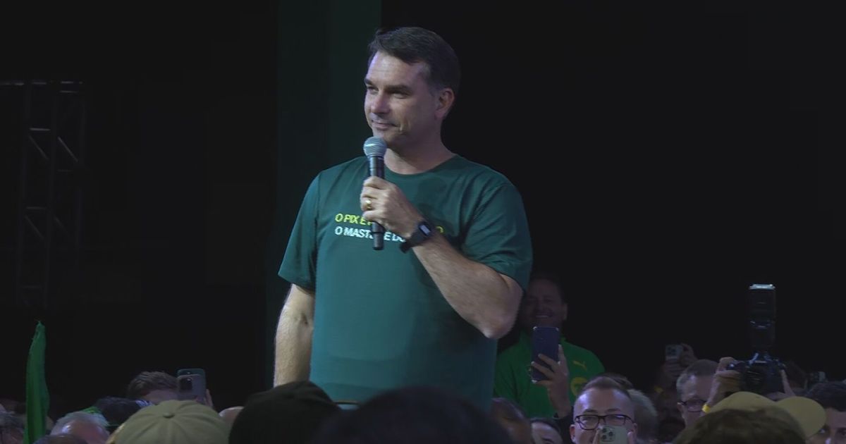 Sei jogar o jogo do poder em Brasília, diz Flávio Bolsonaro em SC