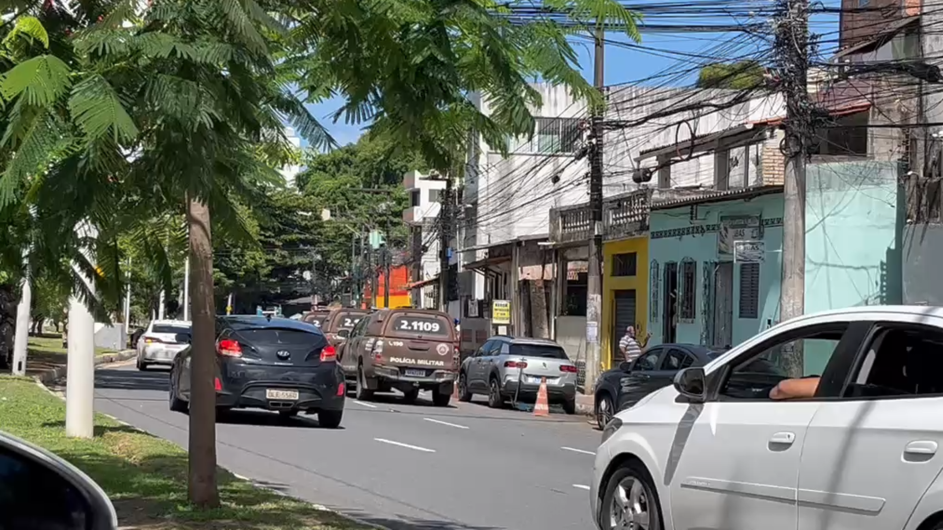 e acordo com relatos da Polícia Militar, equipes foram enviadas para reforçar o policiamento na área quando foram recebidas a tiros por homens armados