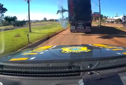 Vídeo: caminhoneiro joga cocaína pela janela ao ser identificado pela PRF