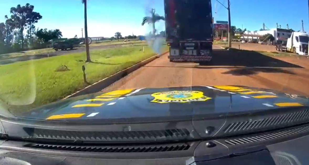 Vídeo: caminhoneiro joga cocaína pela janela ao ser identificado pela PRF