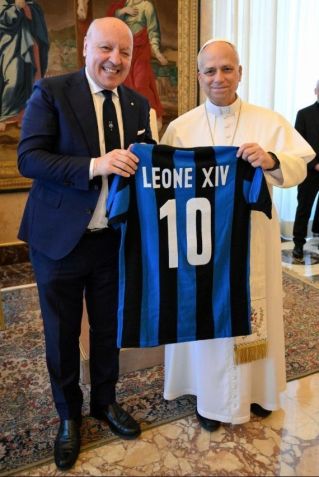 Papa ganha camisa da Inter • Reprodução / Vatican News