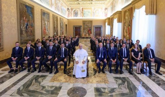 Benção? Papa Leão XIV recebe Inter e time goleia Lazio horas após encontro