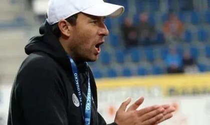 Técnico é banido após filmar atletas em vestiário