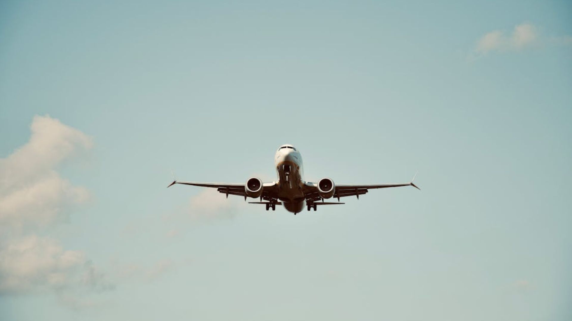 Porta de avião abre no ar Entenda o caso do voo da Latam