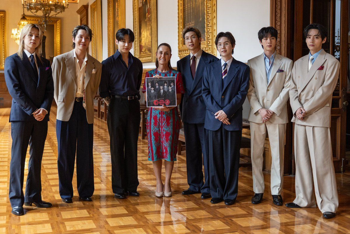 Presidente do México, Claudia Sheinbaum, se encontra com grupo de K-pop BTS no Palácio Nacional, na Cidade do México