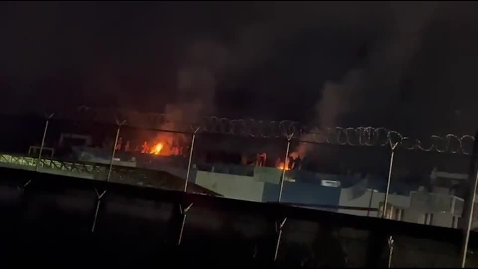 Presos venezuelanos sobem em telhado da prisão para protestar contra tiros e abusos