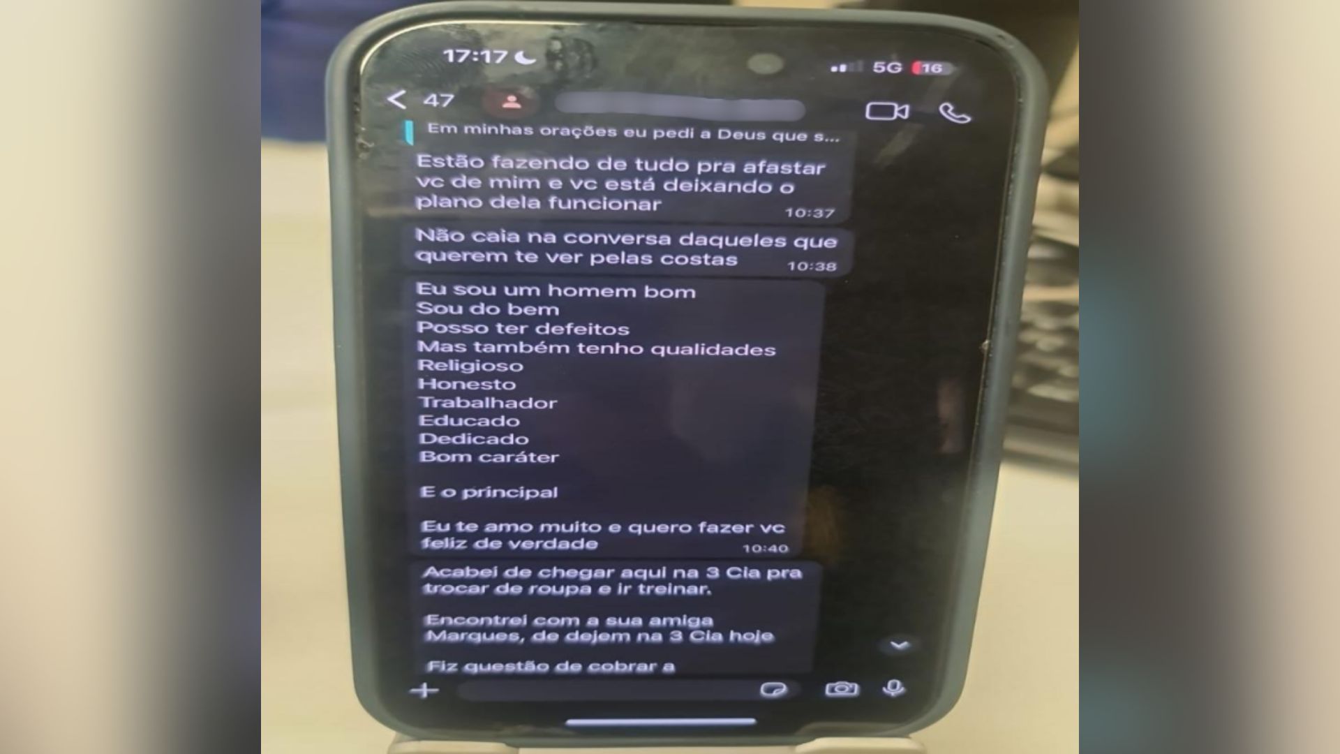 De acordo com os registros de mensagens de WhatsApp analisados no parecer técnico, o tenente-coronel Geraldo Neto enviou uma mensagem à Soldado Rariane na qual descreve a si mesmo com uma série de virtudes, buscando reforçar sua imagem diante da subordinada • Reprodução • CNN Brasil