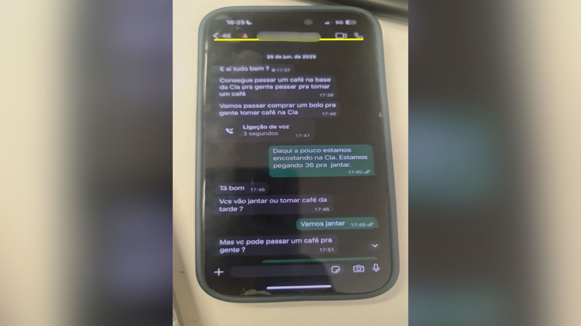 De acordo com os registros de conversas de WhatsApp analisados em um parecer técnico, o tenente-coronel Geraldo Leite Rosa Neto (identificado nas mensagens como Neto) pediu à Soldado que fizesse café em diversas ocasiões • Reprodução • CNN Brasil