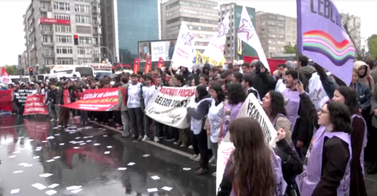 Manifestantes em mobilização do Dia do Trabalho, em Istambul