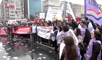 Manifestantes em mobilização do Dia do Trabalho, em Istambul