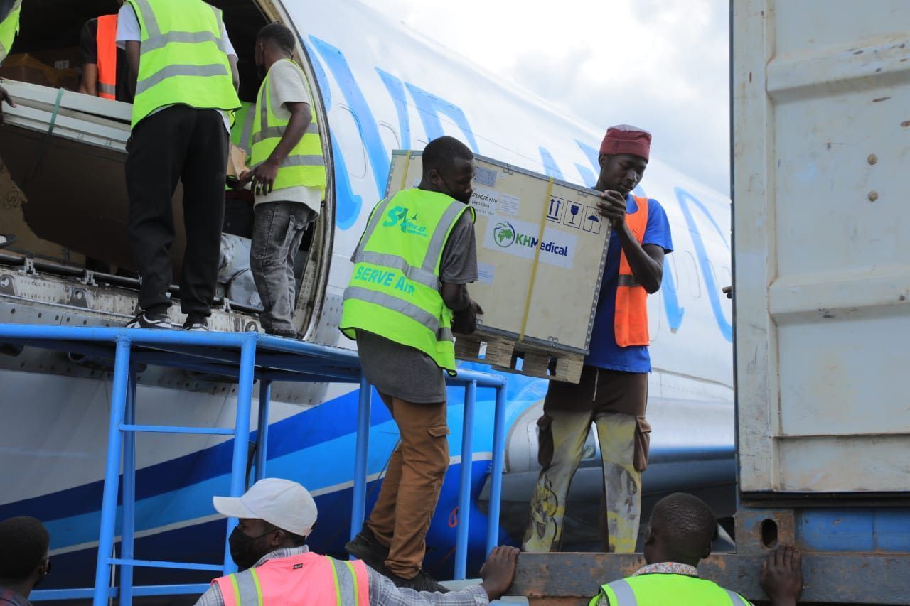 Quase 7 toneladas de suprimentos e equipamentos médicos de emergência, juntamente com uma equipe de 35 especialistas da OMS e do Ministério da Saúde da RDC, chegaram hoje a Bunia, vindos de Kinshasa, para apoiar a linha de frente no combate ao Ebola na província de Ituri, em 17 de maio de 2026