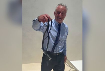 Secretário de saúde de Trump é picado ao pegar cobras com as mãos